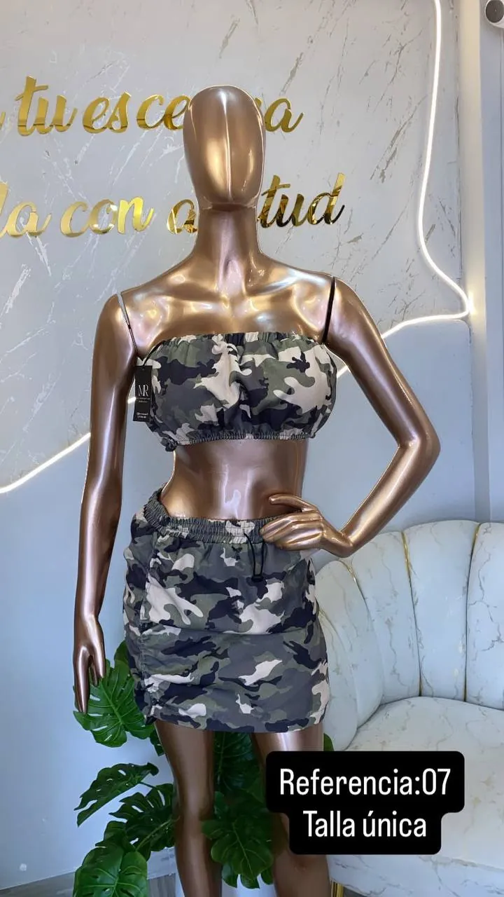 Conjunto militar, en maniquí