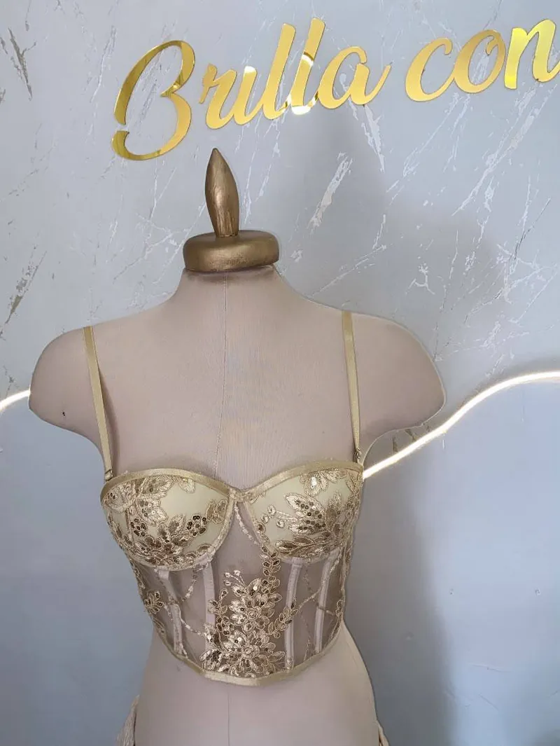 Corsé dorado bordado, en maniquí
