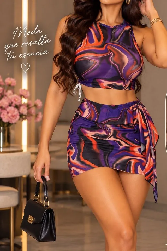 Conjunto estampado morado, foto con modelo